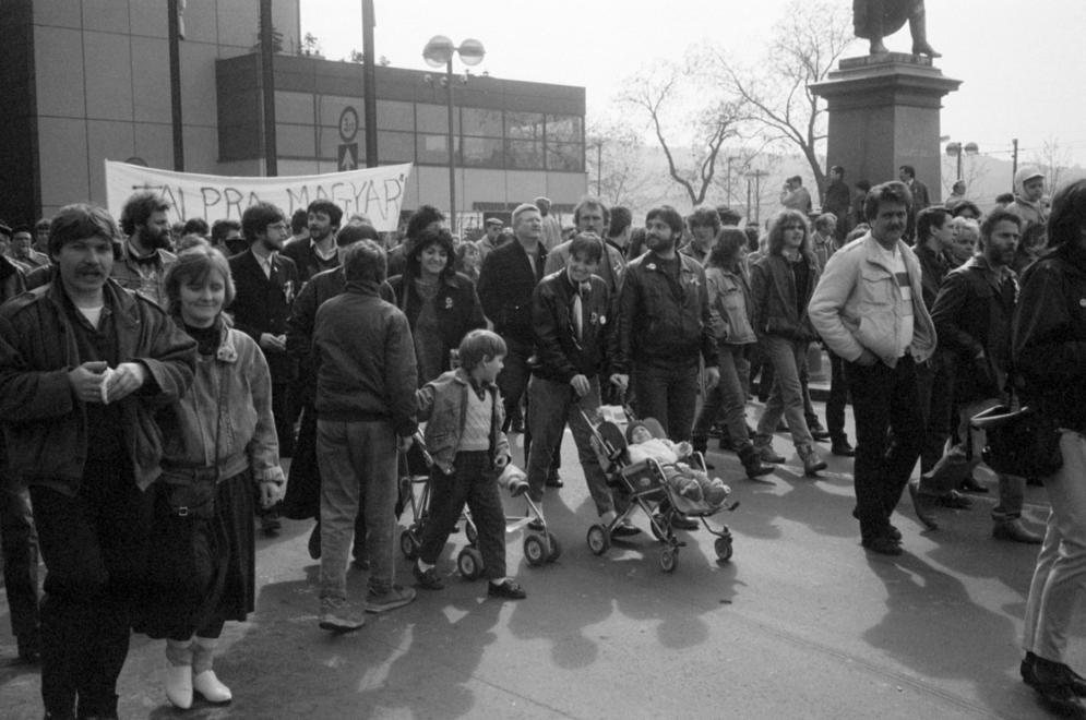 A március 15-i megemlékezés és békés tüntetés résztvevői vonulnak a Szabadság tér felé. Eötvös tér, jobbra az Eötvös szobor.