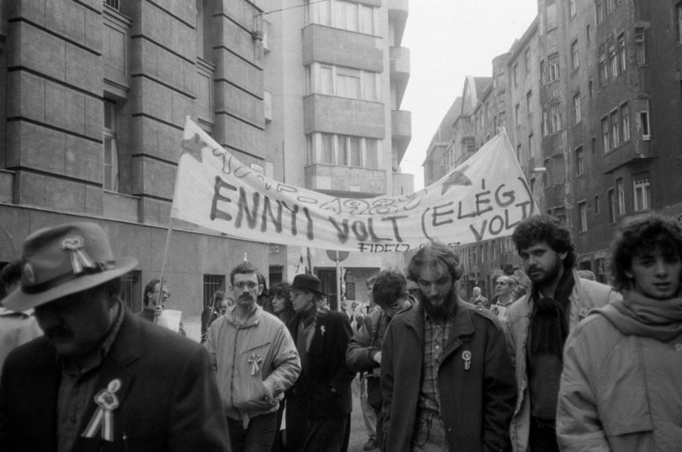 A március 15-i megemlékezés és békés tüntetés résztvevői, a Honvéd utca a Szalay utca kereszteződésétől a Szabadság tér felé nézve