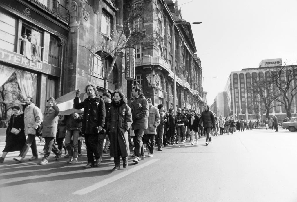 Március 15-i megemlékezés, Széchenyi István (Roosevelt) tér a Gresham-palota előtt (OSA megj.: A zászlót rendezői jobbról Jakab Lajos tartja.)