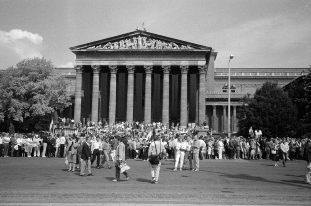 A Hősök tere 1989. június 16-án, az 56-os hősök újratemetésekor