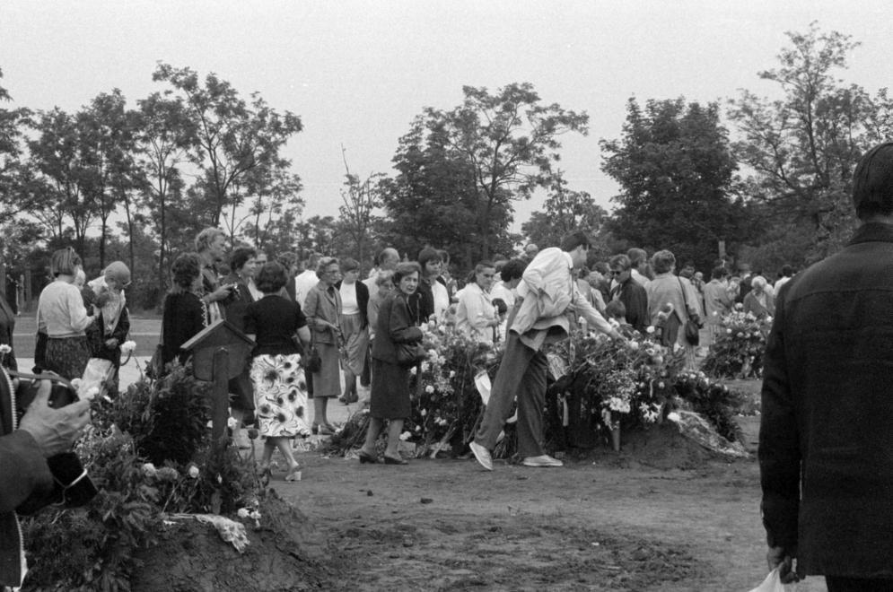 Új Köztemető, 301-es parcella 1989. június 16-án, az 56-os hősök újratemetésekor