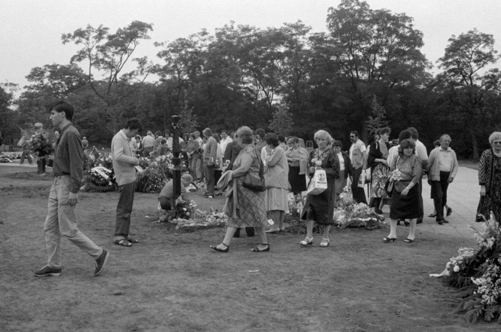 Új Köztemető, 301-es parcella 1989. június 16-án, az 56-os hősök újratemetésekor