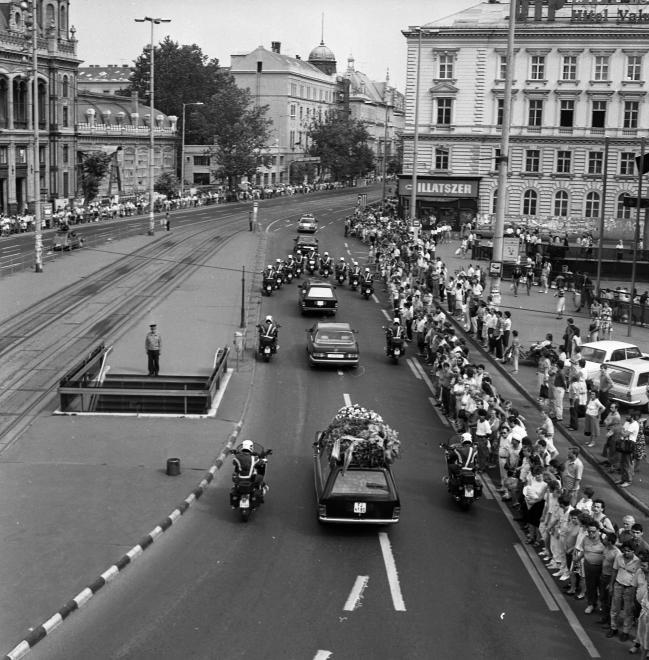 Kádár János temetési menete 1989. július 14-én, a Nyugati (Marx) tér a Teréz (Lenin) körút felé nézve