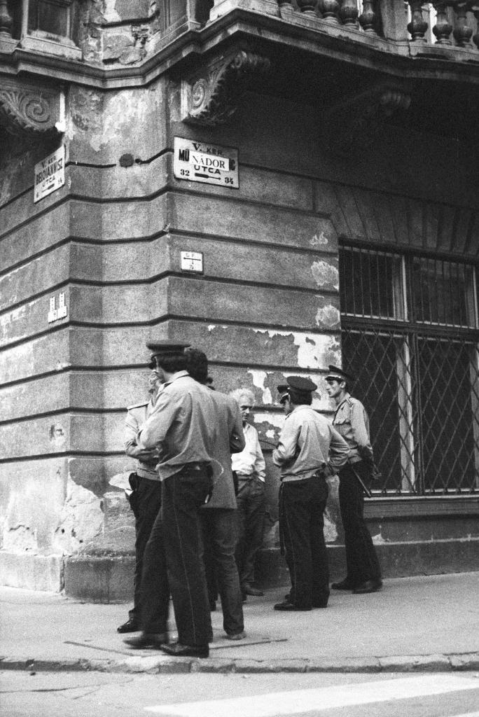 Nádor (Münnich Ferenc) utca - Zoltán (Beloiannisz) utca sarok. Krassó György a Münnich Ferenc utca visszanevezésekor