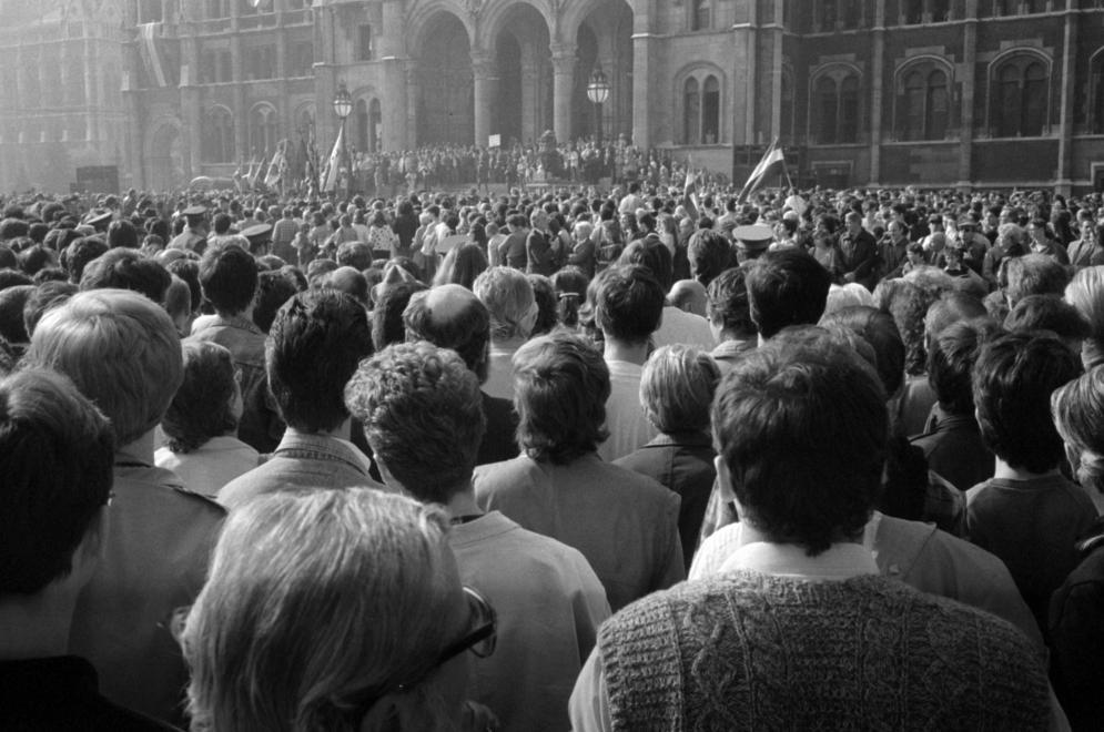 Kossuth Lajos tér, ünneplők 1989. október 23-án, a Magyar Köztársaság kikiáltásakor, a Parlament előtt