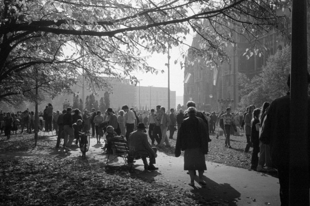 Kossuth Lajos tér, ünneplők 1989. október 23-án, a Magyar Köztársaság kikiáltásakor, a Parlament előtt