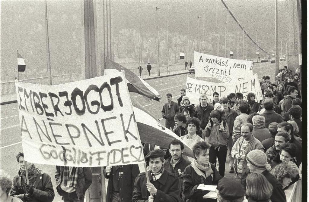 A FIDESZ csoportja az Erzsébet hídon, útban a Március 15. tér felé