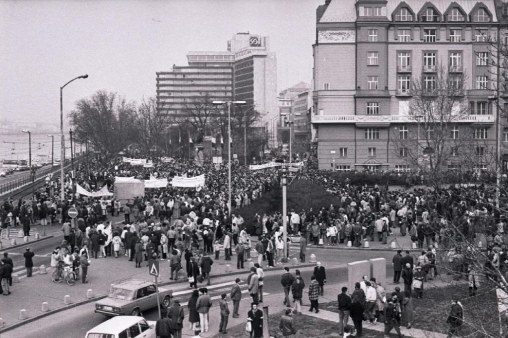 Gyülekezés a Március 15. téren