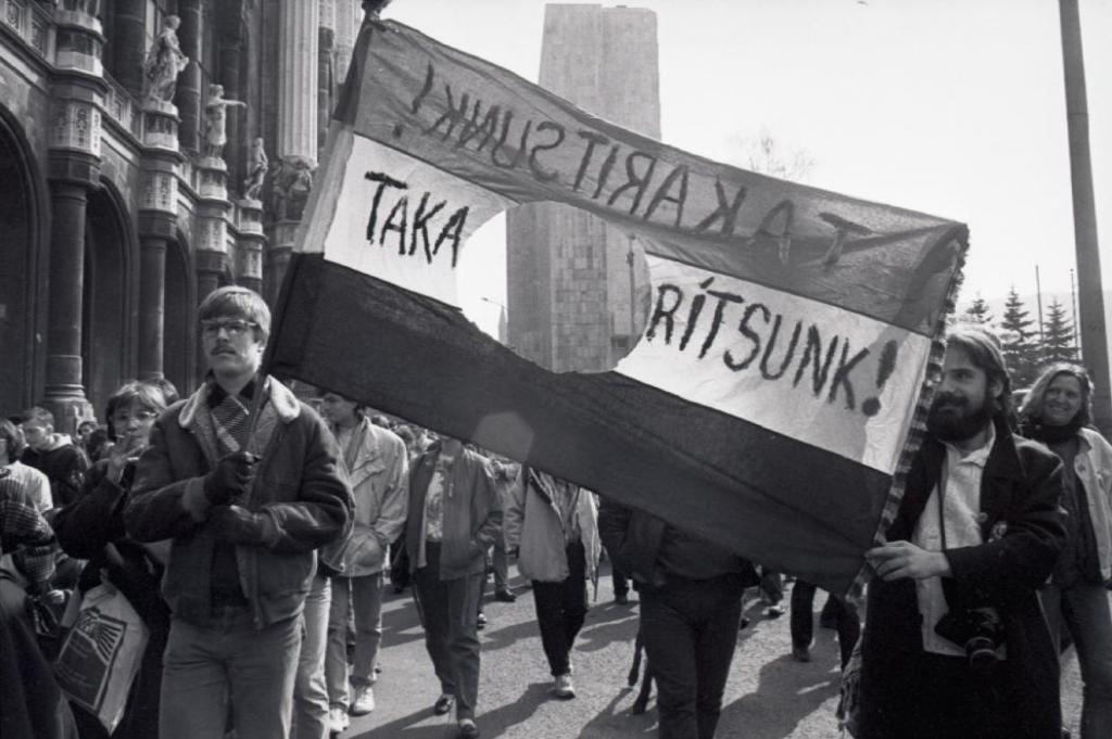 Felvonulók csoportja az Apáczai Csere János utcában a Szabadság térre tart.