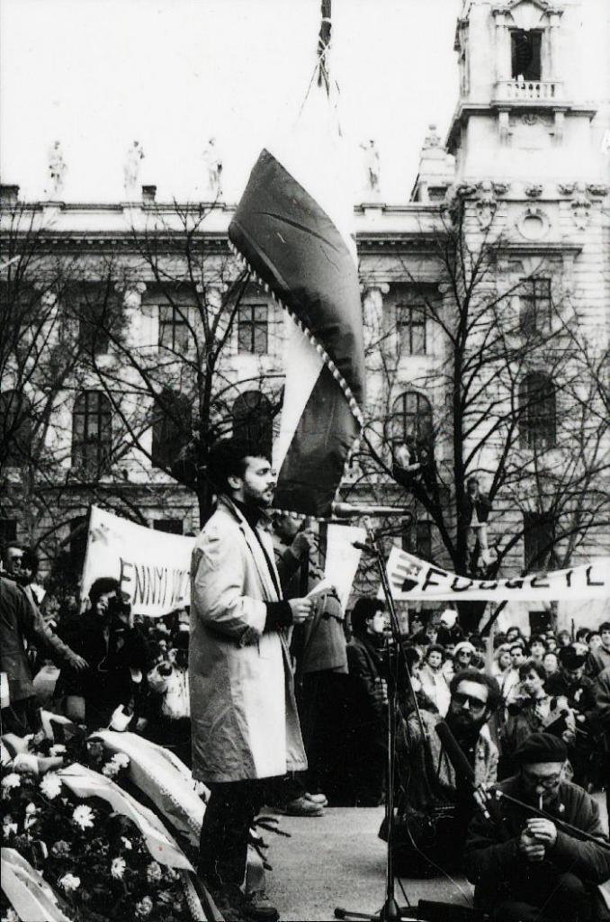 Orbán Viktor felolvassa beszédét a Kossuth téren, a Kossuth szobor talapzatán.