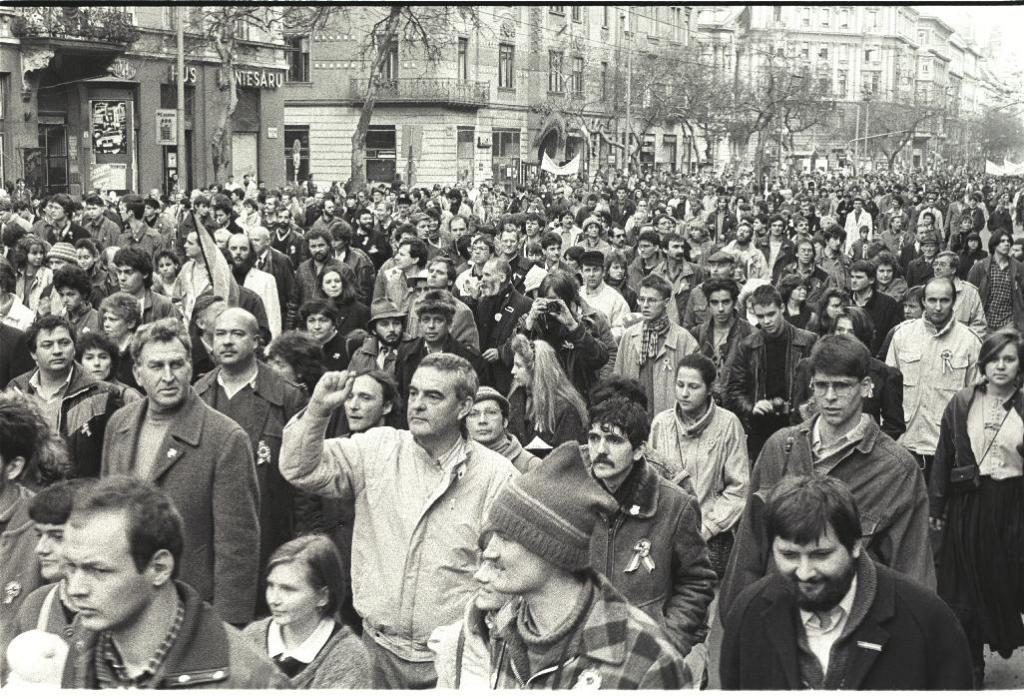 Vonulók a Szent István körúton, útban a Margit híd felé