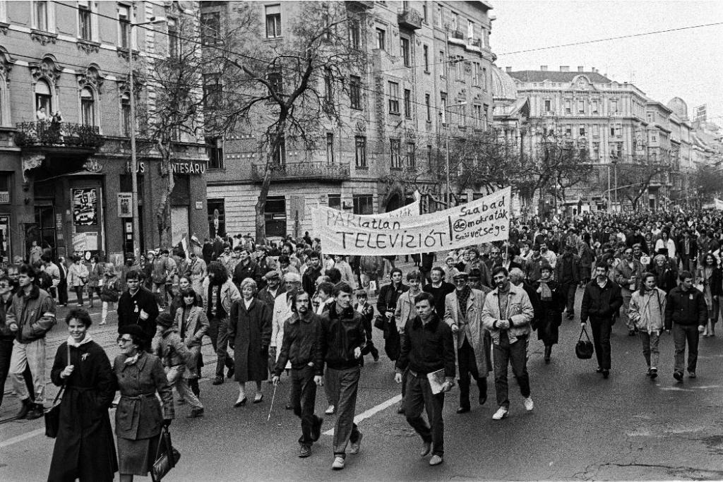 Vonulók a Szent István körúton, útban a Margit híd felé