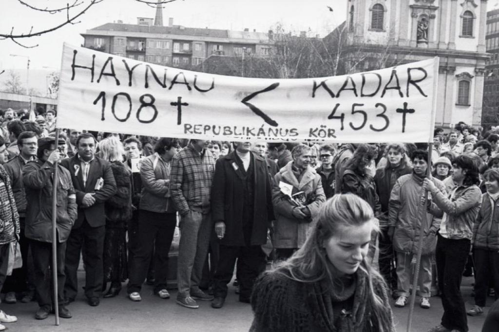 Batthyány tér, Kölcsey Ferenc szobra előtt