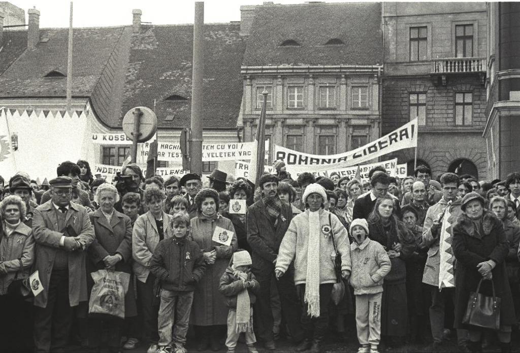 Batthyány tér, Kölcsey Ferenc szobra előtt