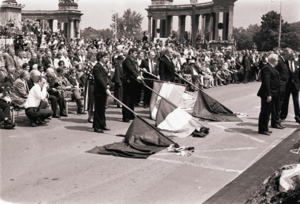 Százezrek róják le kegyeletüket Nagy Imre és mártírtársai újratemetése alkalmából