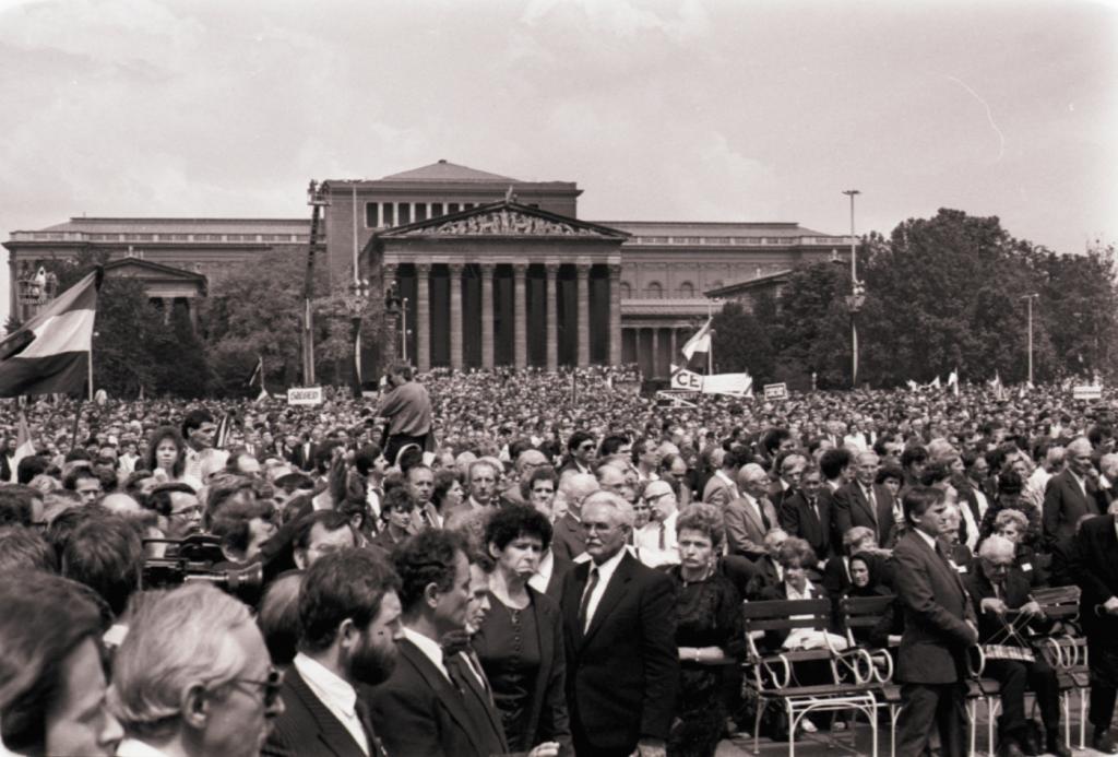 Százezrek róják le kegyeletüket Nagy Imre és mártírtársai újratemetése alkalmából