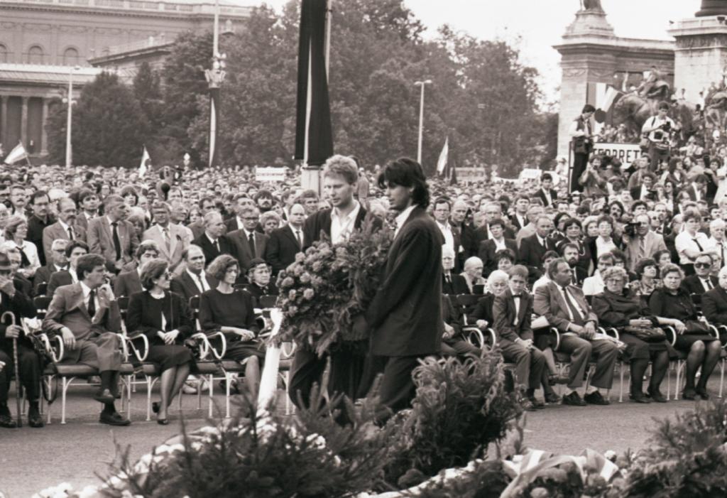 Százezrek róják le kegyeletüket Nagy Imre és mártírtársai újratemetése alkalmából: Fodor Gábor (b) és Deutsch Tamás (j) a Fidesz koszorújával