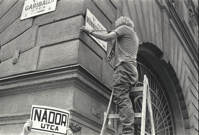 A Magyar Október Párt és a Magyar Radikális Párt demonstrációt tart Budapesten a Münnich Ferenc (ma Nádor) utcában: leragasztják az összes utcatáblát és felszegezik a Nádor feliratot. Krassó György