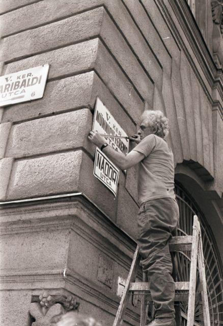 A Magyar Október Párt és a Magyar Radikális Párt demonstrációt tart Budapesten a Münnich Ferenc (ma Nádor) utcában: leragasztják az összes utcatáblát és felszegezik a Nádor feliratot. Krassó György