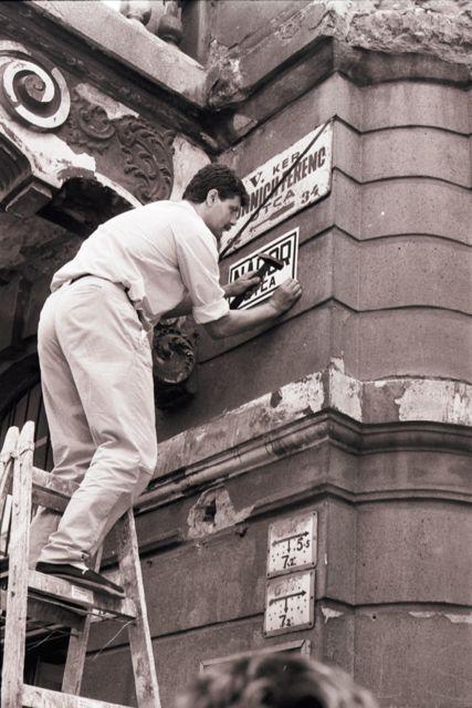 A Magyar Október Párt és a Magyar Radikális Párt demonstrációt tart Budapesten a Münnich Ferenc (ma Nádor) utcában: leragasztják az összes utcatáblát és felszegezik a Nádor feliratot.