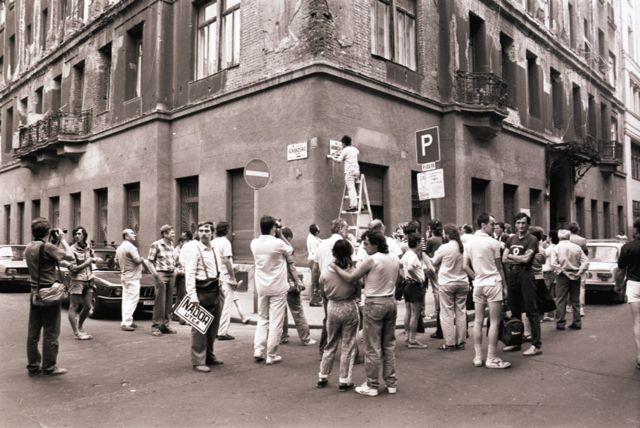 A Magyar Október Párt és a Magyar Radikális Párt demonstrációt tart Budapesten a Münnich Ferenc (ma Nádor) utcában: leragasztják az összes utcatáblát és felszegezik a Nádor feliratot.