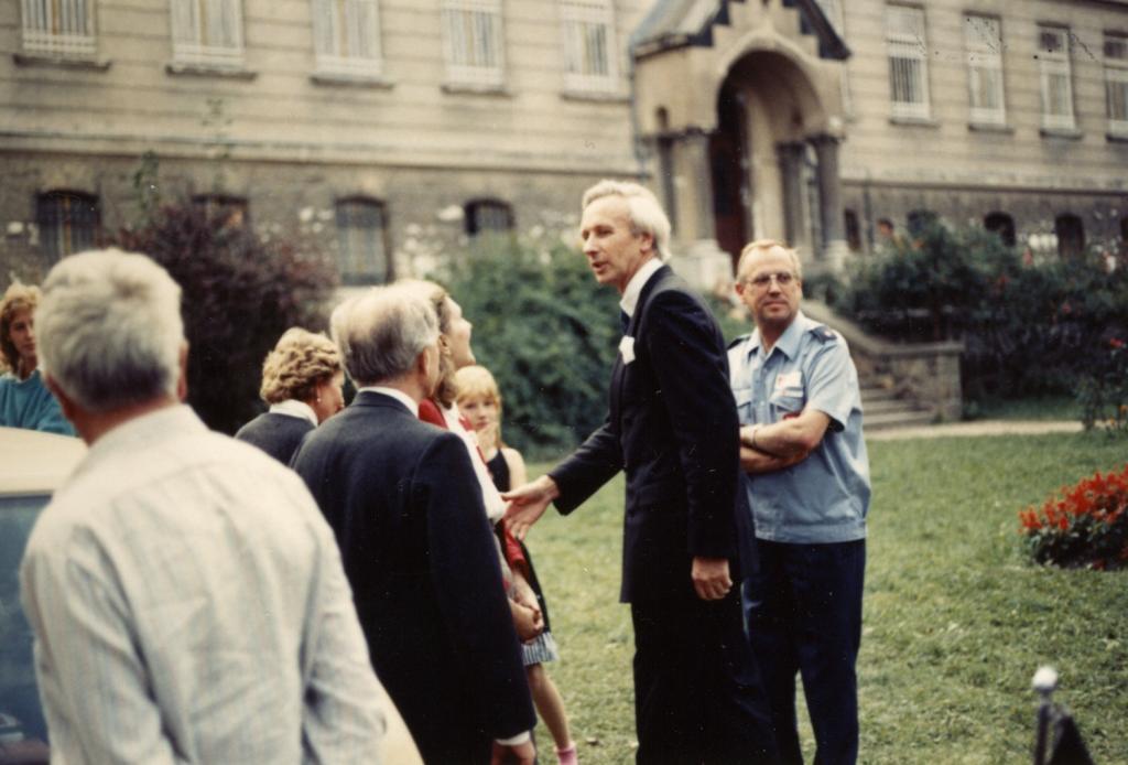 Az NSZK budapesti nagykövete, Alexander Arnot, a Máltai Szeretetszolgálat keletnémet menekülteknek épített táborában, a zugligeti templomnál, Budapesten. Forrás: Gerd Hernacz