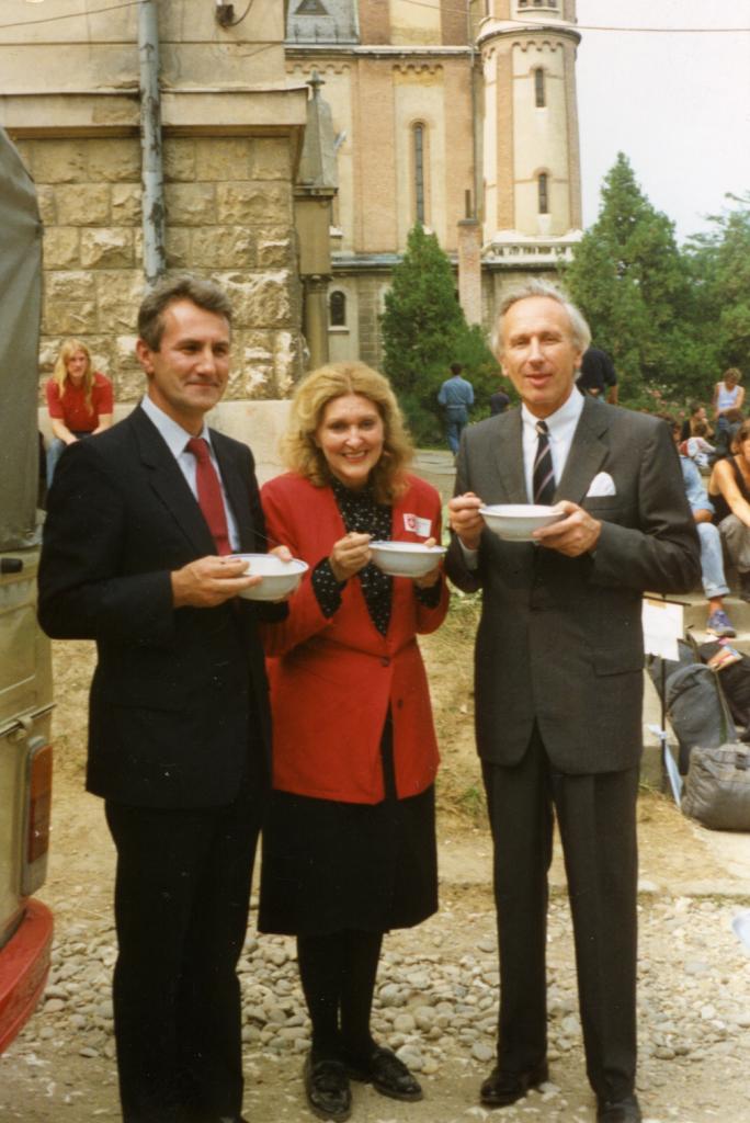 Az NSZK budapesti nagykövete, Alexander Arnot (jobbra) és Csilla Freifrau von Boeselager, a magyar Máltai-Caritas mentőszolgálat társalapítója a Máltai Szeretetszolgálat NDK-s menekülteknek épített táborában, a zugligeti templomnál, Budapesten. Forrás: Archiv Wolfgang Wagner