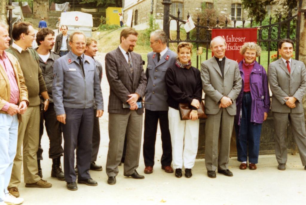 Önkéntesek és Kozma Imre, a Máltai Szeretetszolgálat igazgatója a zugligeti templom bejáratánál, a menekülttábornál, Budapesten. Forrás: Archiv Wolfgang Wagner