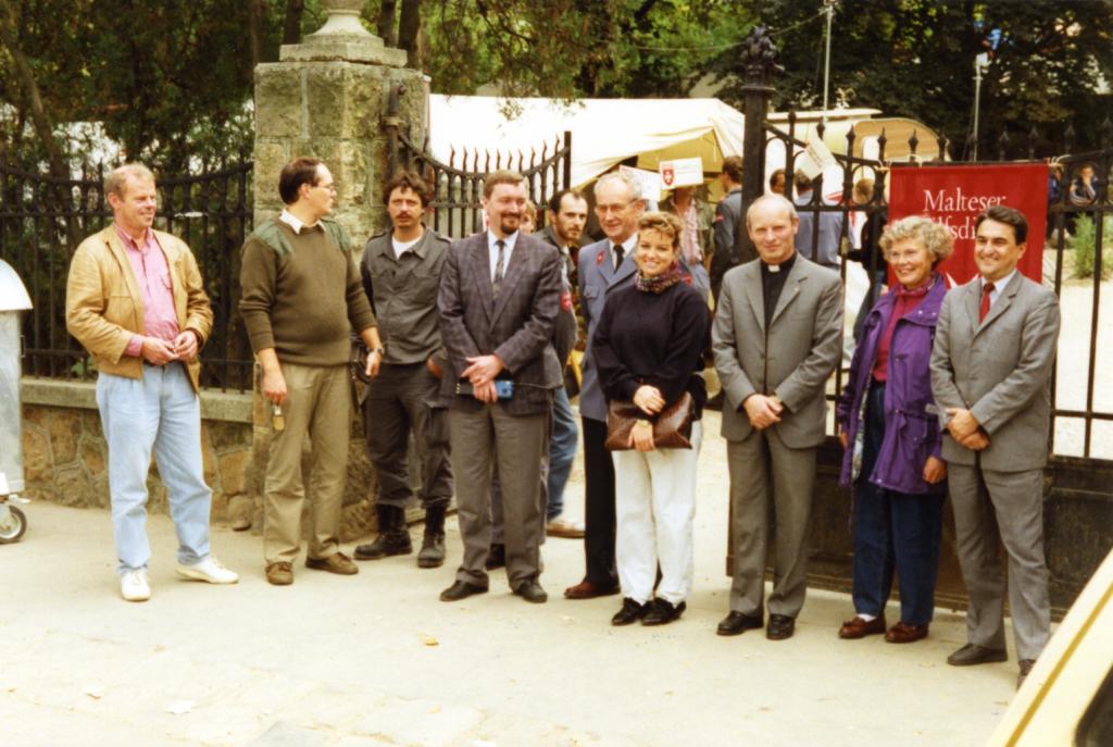 Önkéntesek és Kozma Imre, a Máltai Szeretetszolgálat igazgatója a zugligeti templom bejáratánál, a menekülttábornál, Budapesten. Forrás: Archiv Wolfgang Wagner