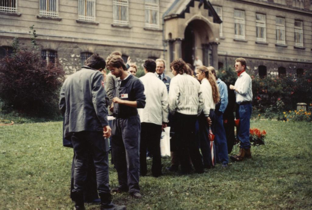 A Máltai Szeretetszolgálat dolgozói és keletnémet menekültek a zugligeti menekülttáborban, Budapesten. Forrás: Gerd Hernacz