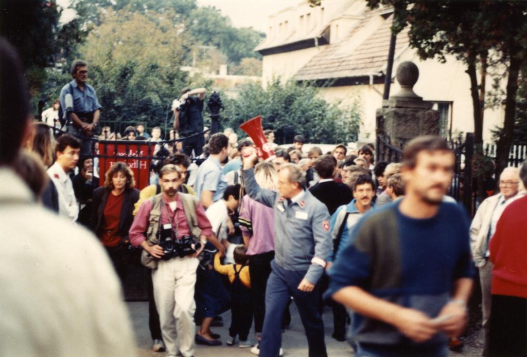 A sajtó megrohamozza a zugligeti menekülttábort. Forrás: Gerd Hernacz