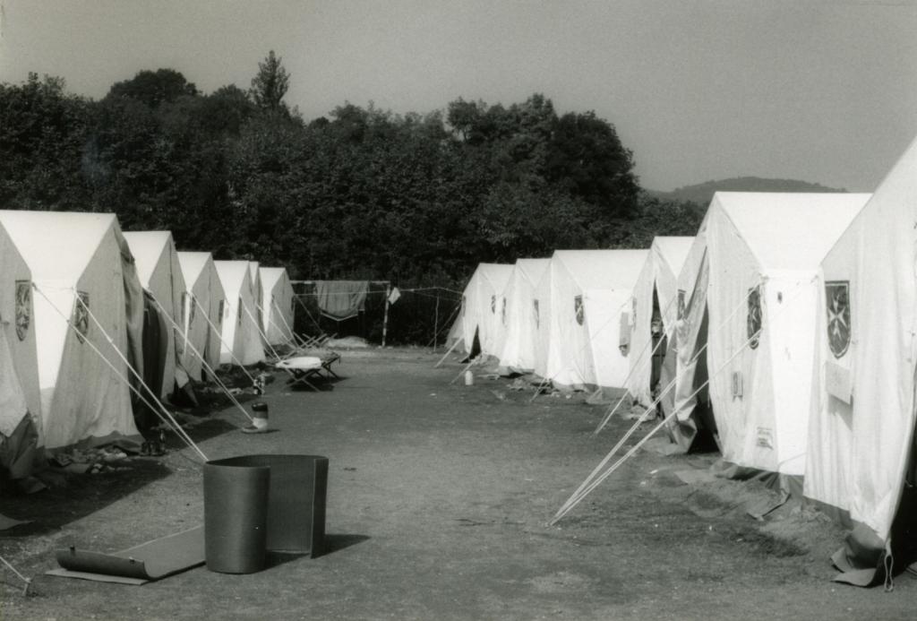 A zugligeti templomnál létesített menekülttábor előtt. Forrás: Archiv Wolfgang Wagner