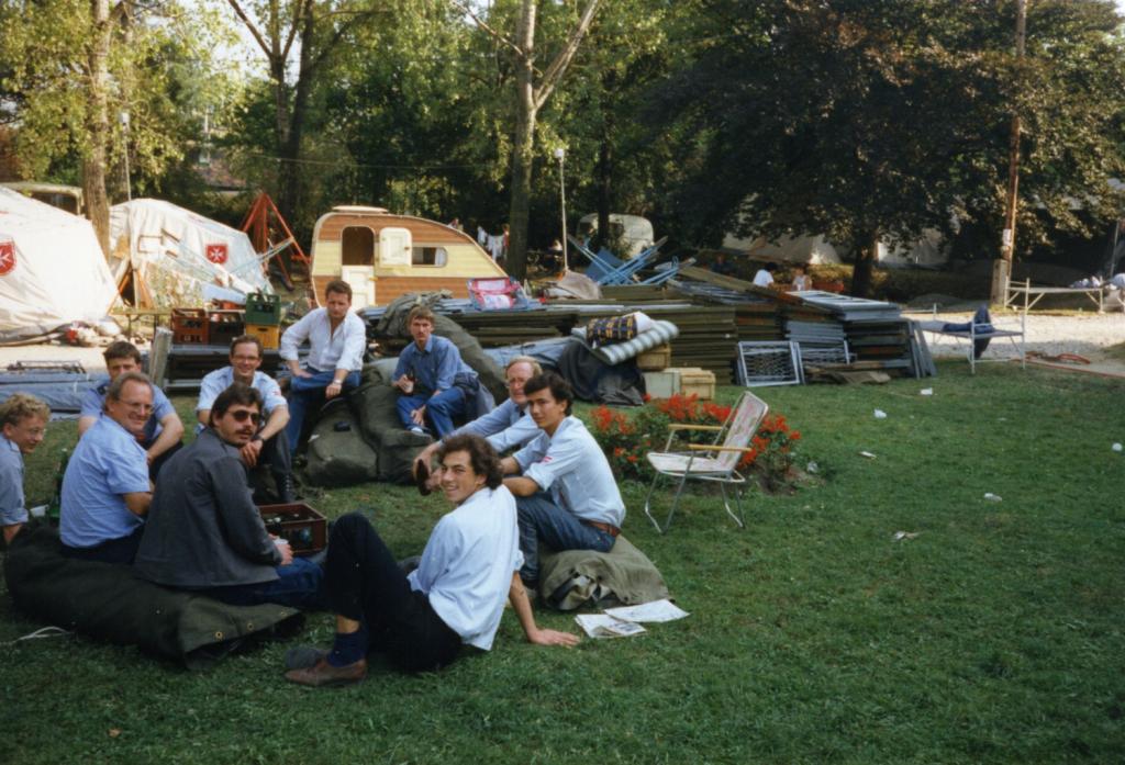 A Máltai Szeretetszolgálat önkéntesei a zugligeti templomnál. Forrás: Archiv Wolfgang Wagner