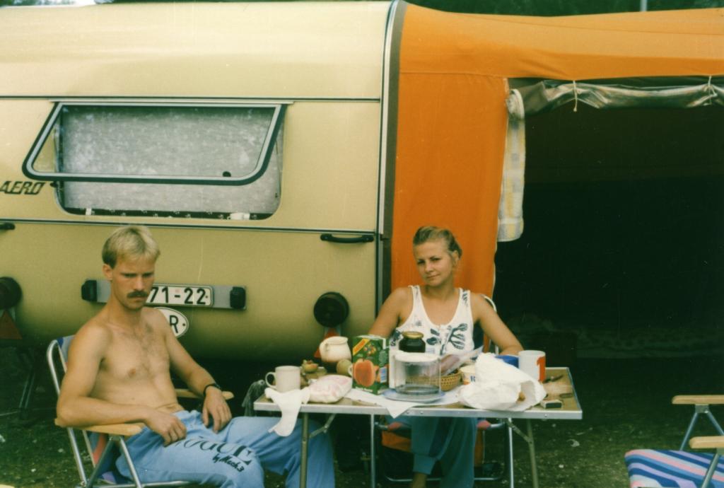 Vissza a Balatonra egy elbukott menekülési kísérletet követően. A képen látható családot a magyar határőrök elfogták 1989 augusztusában, menekülési kísérletük közben. A letartóztatásukat követően felvették a jegyzőkönyvet, majd visszaszállították őket a menekülttáborba. Forrás: Elke Schmitz