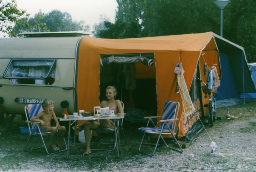 Vissza a Balatonra egy elbukott menekülési kísérletet követően. A képen látható családot a magyar határőrök elfogták 1989 augusztusában, menekülési kísérletük közben. A letartóztatásukat követően felvették a jegyzőkönyvet, majd visszaszállították őket a menekülttáborba. Forrás: Elke Schmitz