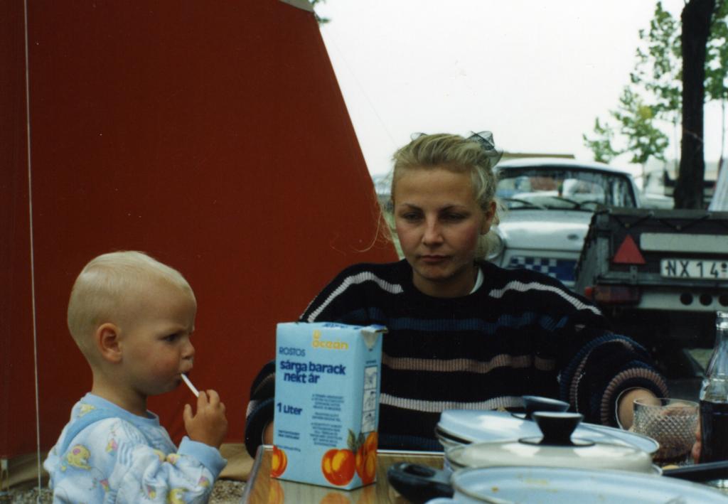 A balatonlellei kempingben. A menekülők a terveik leplezése érdekében egy balatoni kiránduláson vettek részt 1989 augusztusában. Az utat az NDK egyik ifjúsági turisztikai vállalata szervezte. A résztvevők a jelentkezéskor már tisztában voltak a céljukkal: Ausztria felé átkelni a zöldhatáron. Forrás: Elke Schmitz