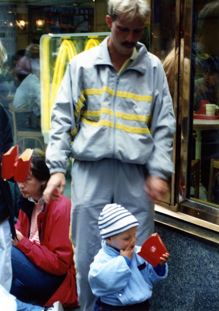 Keletnémet menekült család egy McDonald's előtt Budapesten. Forrás: Elke Schmitz