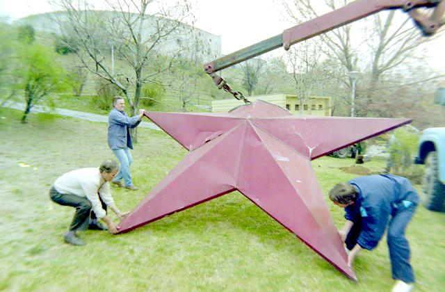 Vörös csillagok eltávolítása, 1989. október 26-27-én. „A Gellért hegyen a bontás nyilvános esemény volt, csak azt kellett tudni, hogy mikor lesz. Szerencsére itt is volt fülesem. A csillagot széthegesztették, a nagyját elszállították, de az érdeklődők is kaptak belőle, 20x10 centis darabokat. A háttérben az MDF plakátja látható.”