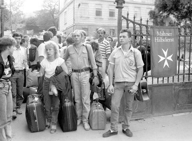 NDK-állampolgárok a határnyitásra várva Csillebércen, a Máltai Szeretetszolgálatnál 1989 szeptemberében.