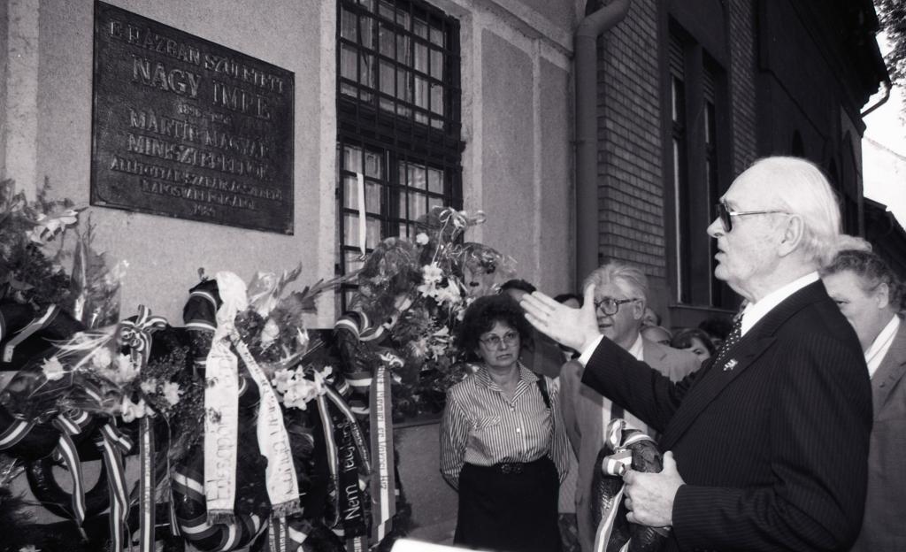 Kaposvár, 1989.június 18. Király Béla megkoszorúzza a  Nagy Imre szülőházán lévő emléktáblát