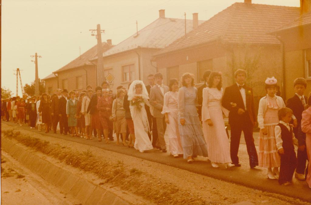 Lakodalmi menet Kádár-kockák előtt, vélhetőleg falun