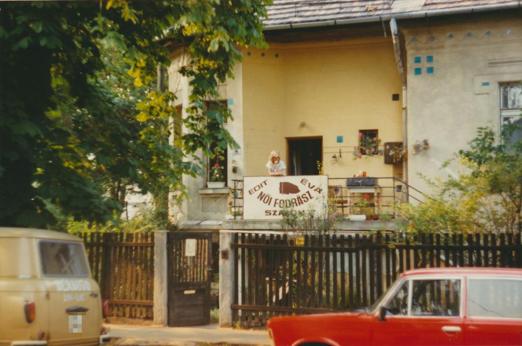 A kapitalizmus első csírái: maszek fodrászat, bérelhető Barkas Kőbányán